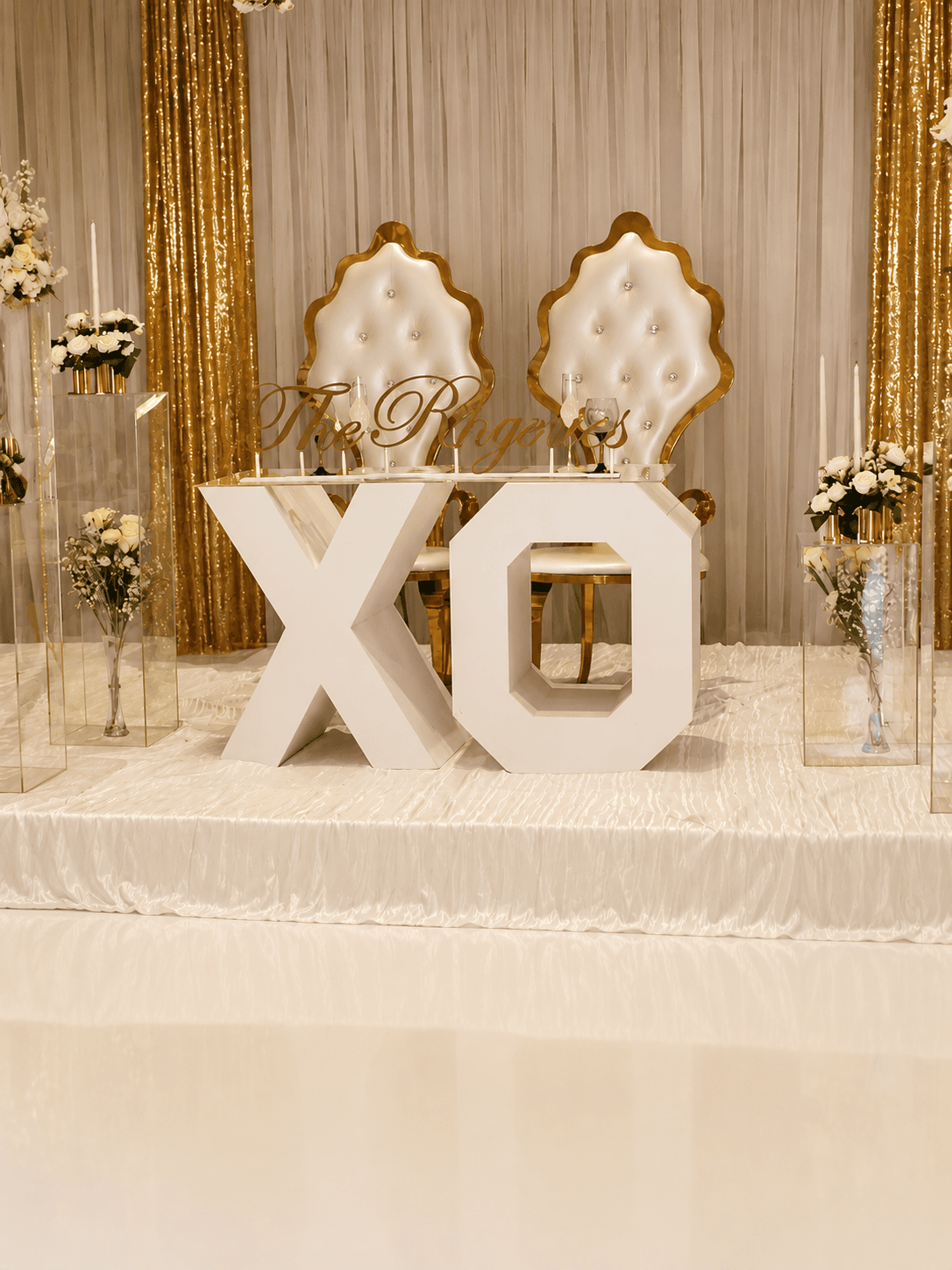 King and queen thrones with XO setup